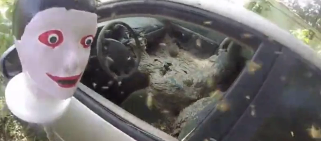 Έβαλε μια... κούκλα στο αμάξι - Ο λόγος; Απλά απίστευτος (βίντεο)